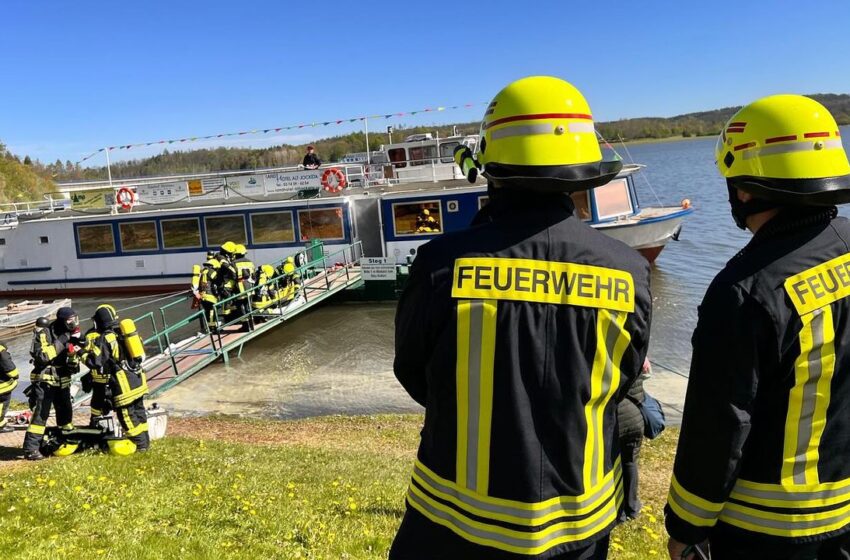 Rettungsdienst und Feuerwehr üben Katastrophenfall am Vogtlandmeer.