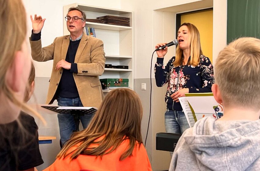 Stimme an: Schlagerstar Stefanie Hertel sing im Vogtland mit Schülerchor. Foto: S. Höfer