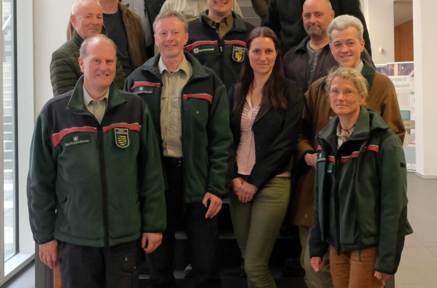 Der regionale Krisenstab „Waldschäden im Vogtland“ mit Landesforstpräsident und Geschäftsführer von Sachsenforst Utz Hempfling (vorn links). Foto: Schmieder