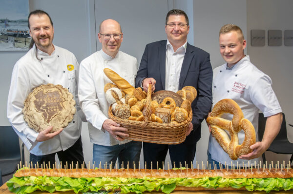 Vogtländische Bäcker überraschen mit XXL-Brot Landrat Hennig