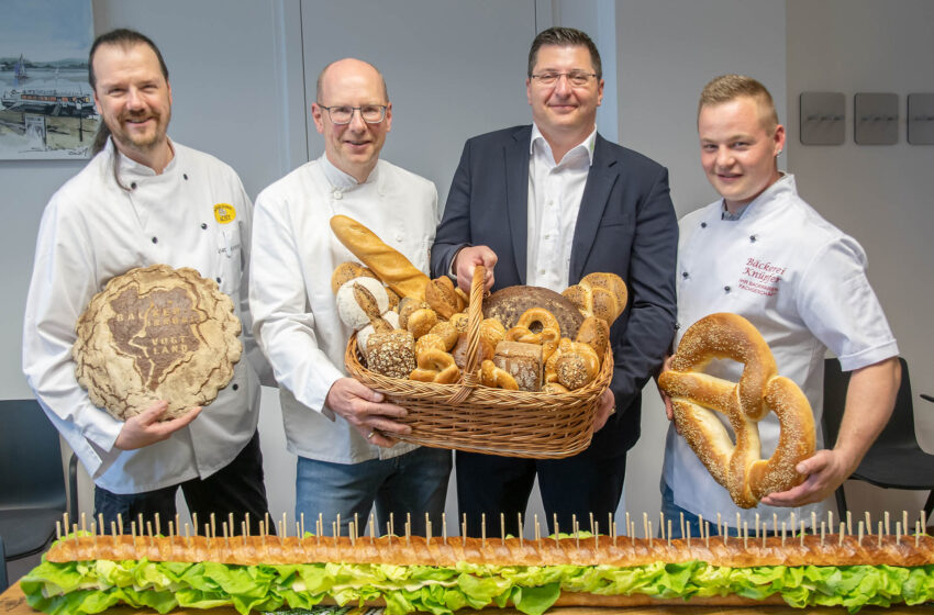 Bäckermeister Torsten Aust, Obermeister Jörg Schürer und Bäckermeister Andre Knüpfer (von links nach rechts) übergeben an Landrat Thomas Hennig (2. von rechts) Brotpräsente. Foto. Landratsamt