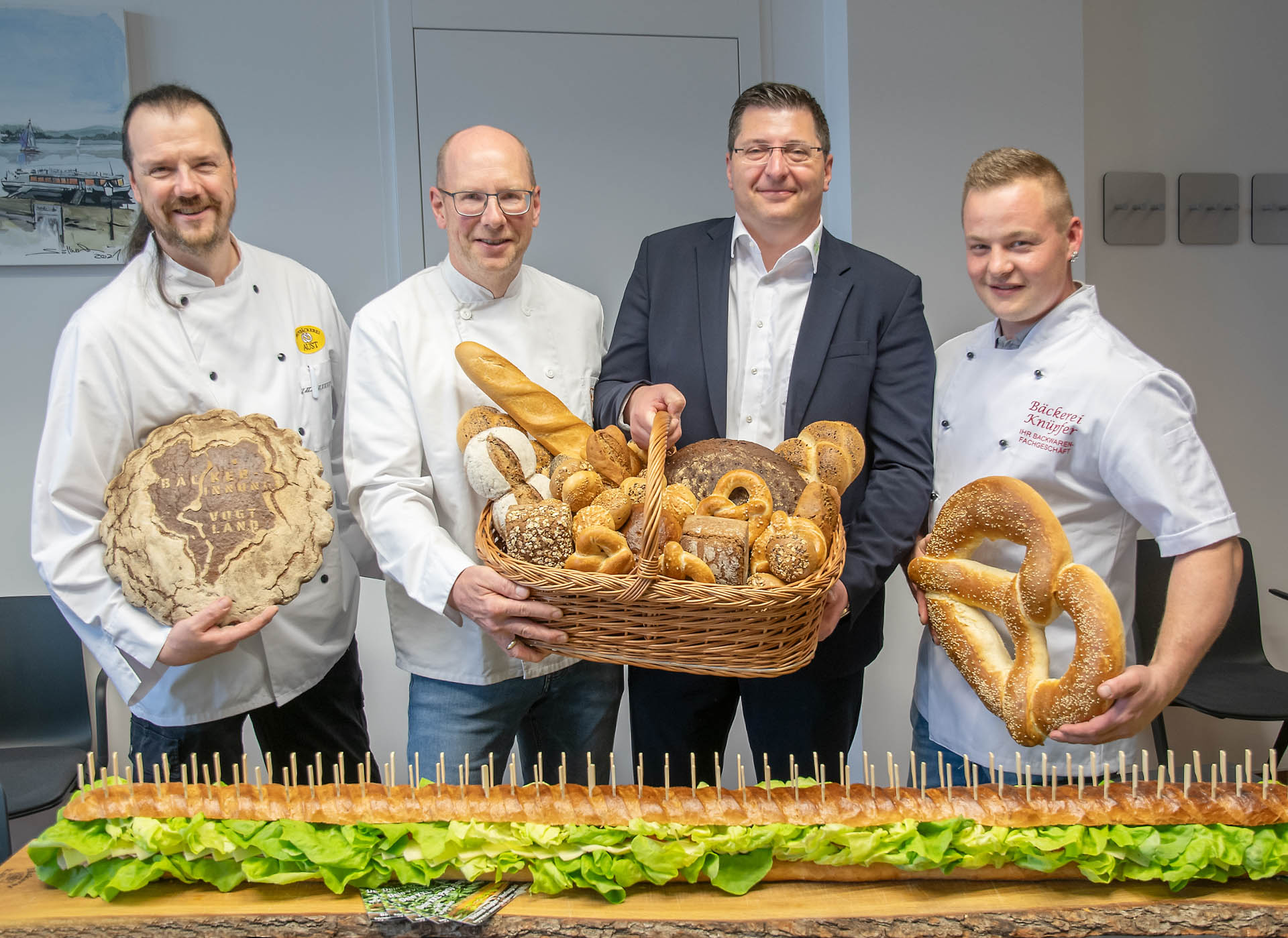 Vogtländische Bäcker überraschen mit XXL-Brot Landrat Hennig