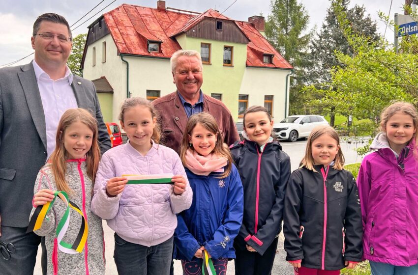 Landrat Thomas Hennig-(links-im-Bild) zusammen mit Eichigts Bürgermeister Stephan Meinel und den Kindern des Horts 'Juniorkiste Eichigt'. Foto: S. Höfer