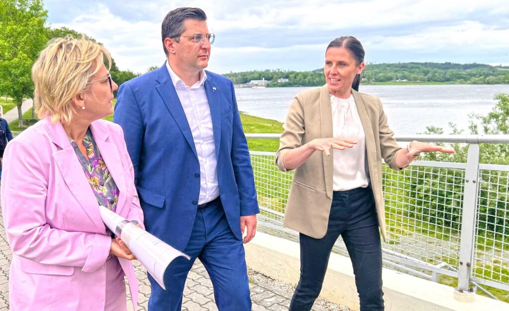 Sachsens Staatsministerin für Kultur und Tourismus, Barbara Klepsch, beim Rundgang an der Talsperre Pöhl mit Landrat Thomas Hennig und Elisabeth Blüml-Fuchs, Geschäftsführerin des Zweckverbandes Talsperre Pöhl. Foto: S. Höfer