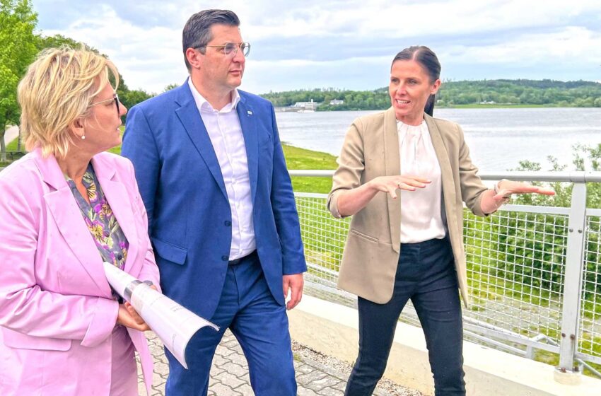 Sachsens Staatsministerin für Kultur und Tourismus, Barbara Klepsch, beim Rundgang an der Talsperre Pöhl mit Landrat Thomas Hennig und Elisabeth Blüml-Fuchs, Geschäftsführerin des Zweckverbandes Talsperre Pöhl. Foto: S. Höfer