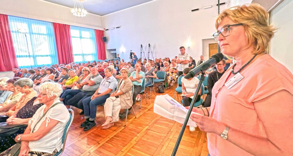 Constanze Süßdorf-Schönstein - Inhaberin der Oelsnitzer Marktapotheke trat ans Mikrofon. Foto: Sebastian Höfer