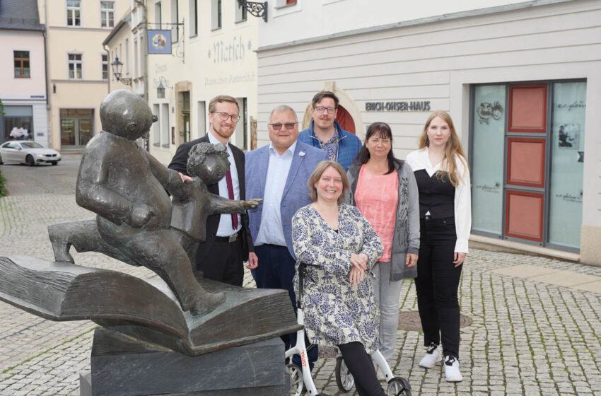 Vorm Erich-Ohser-Haus (v.l.n.r. stehend): Bürgermeister Tobias Kämpf, Walter Klaubert (stellvertretender Stiftungsratsvorsitzender), Karsten Schmidt vom Kulturbetrieb, Kerstin Karch (Leiterin des Kulturbetriebs), Sarah Kühnel (Mitarbeiterin im Erich-Ohser-Haus); vorn (sitzend): Dr. Iris Haist, leitende wissenschaftliche Mitarbeiterin im Erich-Ohser-Haus. Foto: Stadt Plauen