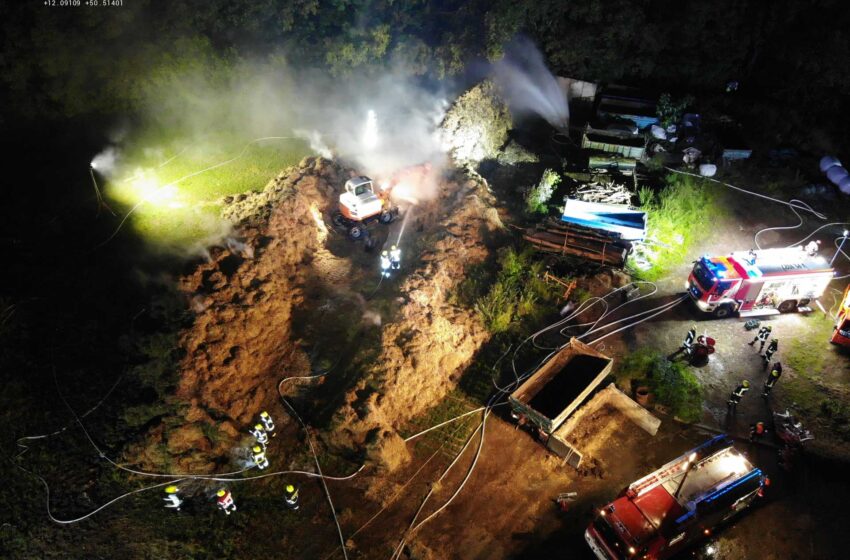 Großbrand im Vogtland: 300 Strohballen brennen in Plauen-Zwoschwitz. Foto: Stadt Plauen