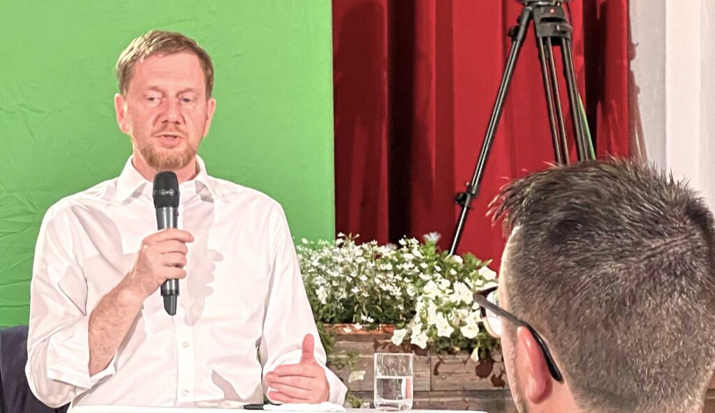 Michael Kretschmer stellte sich den Fragen der Bürger im Kultursaal in Triebel. Foto: Sebastian Höfer