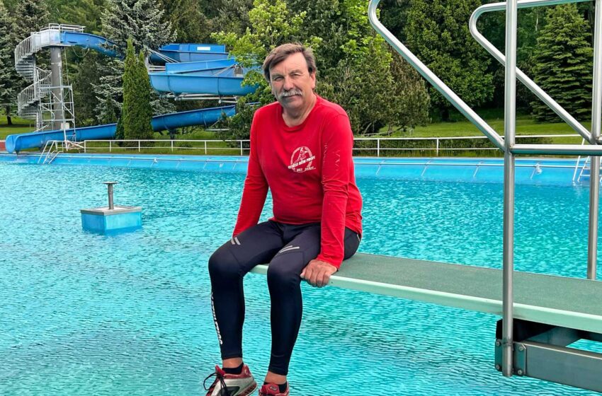 Schwimmmeister Ralf Voigtländer schaut im Waldsportbad Rebesgrün offiziell auf seine letzte Saison. Foto: S. Höfer