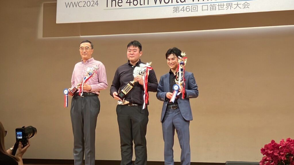 Opernchorsänger Yusuke Matsumura wird Weltmeister im Kunstpfeifen. Foto: Theater Plauen-Zwickau