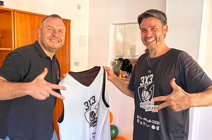 Pfarrer Andreas Vödisch und Basketballprofi Tobias Thoß in der neuen Villa Postplatz. Einmal in der Woche bietet Tobias Thoß in der Villa Basketball an. Foto: S. Höfer