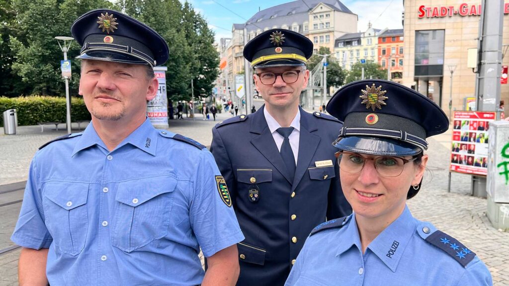 Polizeileiter Daniel Kurzbach stellt Plauens neue City-Bürgerpolizei vor: Steffen Wolfram und Jana Riedel. Foto: S. Höfer