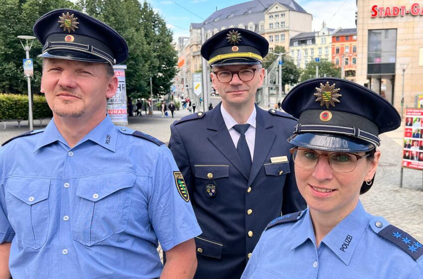 Polizeileiter Daniel Kurzbach stellt Plauens neue City-Bürgerpolizei vor: Steffen Wolfram und Jana Riedel. Foto: S. Höfer