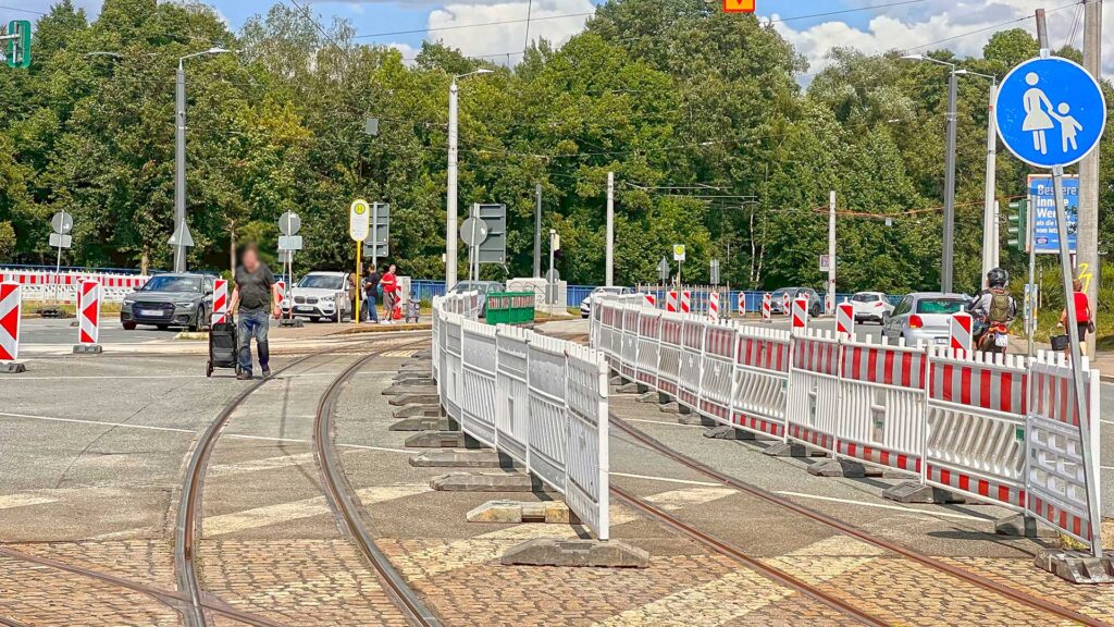 Mehr Sicherheit für Fußgänger im Baubereich Neue Elsterbrücke. Foto: S. Höfer