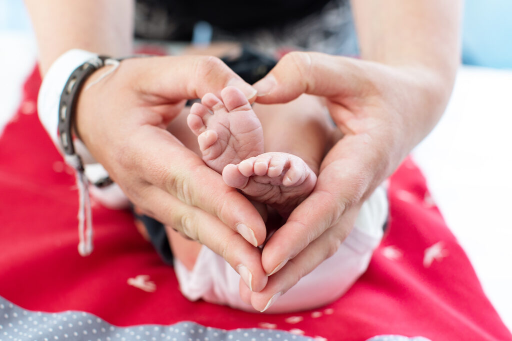 Behütet: Schützend legen Eltern die Hände über ihr Baby. Foto: Thomas Oberländer/Helios Vogtland-Klinikum Plauen