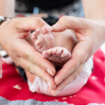 Behütet: Schützend legen Eltern die Hände über ihr Baby. Foto: Thomas Oberländer/Helios Vogtland-Klinikum Plauen