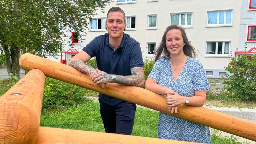 Sabine Lubkowitz und Julian Wurziger von der WbG Plauen an einem neuen Spielplatz-Gerät im Mammengebiet. Foto: S. Höfer