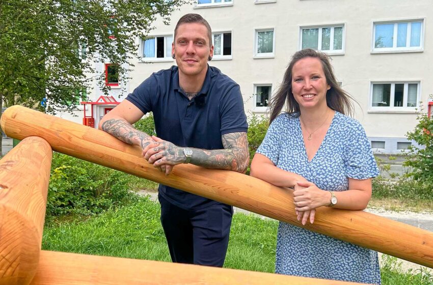 Sabine Lubkowitz und Julian Wurziger von der WbG Plauen an einem neuen Spielplatz-Gerät im Mammengebiet. Foto: S. Höfer