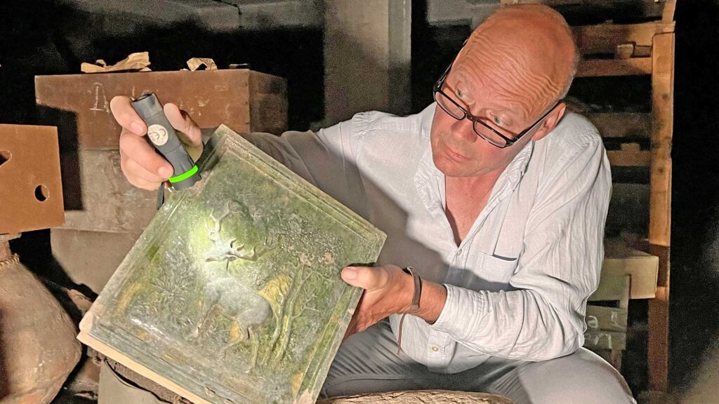 Uwe Fischer vom Vogtlandmuseum im Archäologenkeller. Foto: S. Höfer