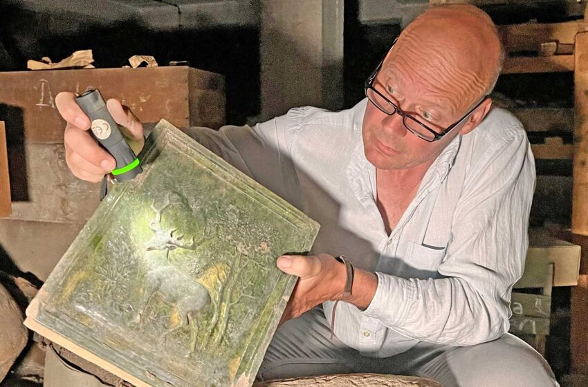 Uwe Fischer vom Vogtlandmuseum im Archäologenkeller. Foto: S. Höfer