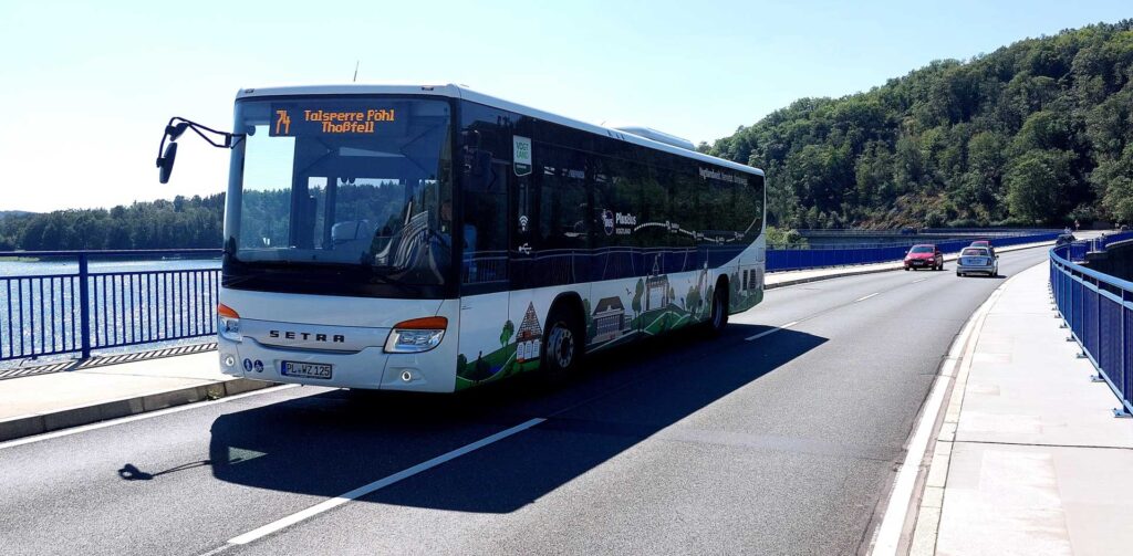 SaisonBus 74 überquert die Staumauer der Talsperre Pöhl © Foto: Verkehrsverbund Vogtland GmbH