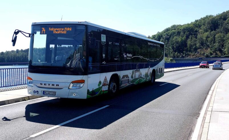 SaisonBus 74 überquert die Staumauer der Talsperre Pöhl © Foto: Verkehrsverbund Vogtland GmbH