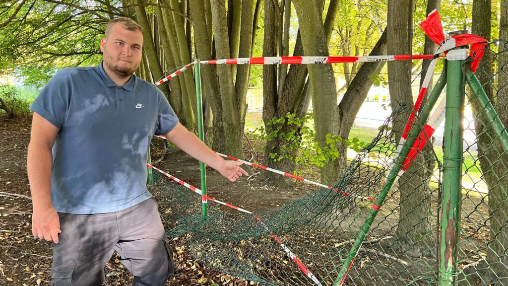 VFC-Plauen-Geschäftsführer Felix Koppe am niedergetretenen Zaun. Foto: S. Höfer