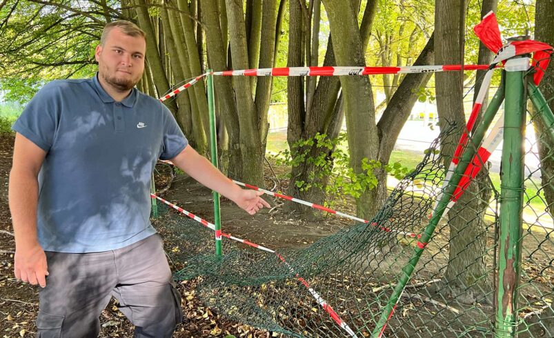 VFC-Plauen-Geschäftsführer Felix Koppe am niedergetretenen Zaun. Foto: S. Höfer