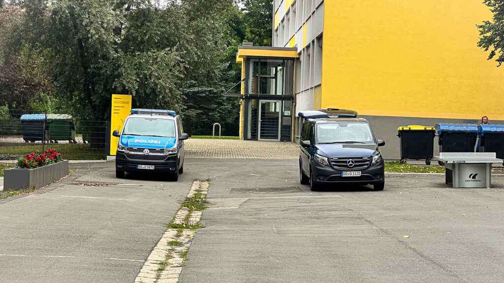 Bombendrohungen an zwei Schulen in Plauen. Neben der Friedensschule war auch die Hufeland-Oberschule (im Bild) Ziel einer Drohmail. Foto: Sebastian Höfer