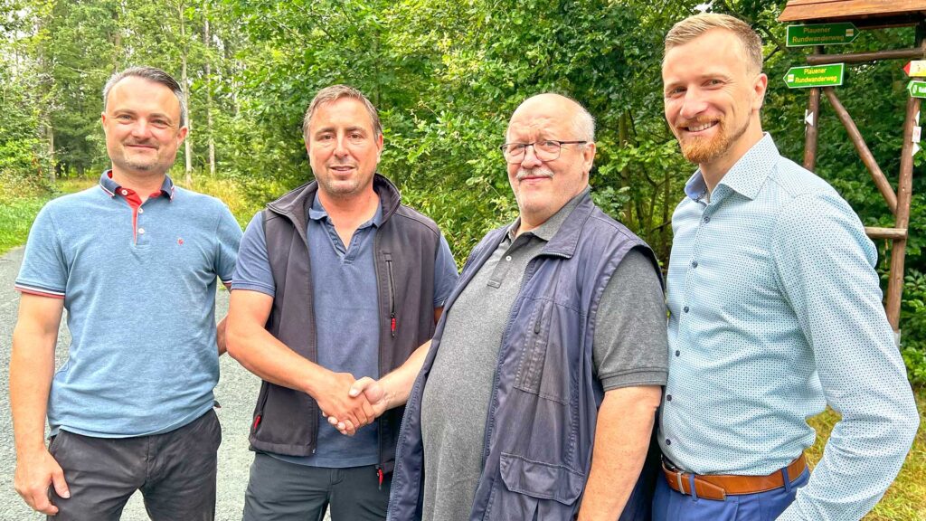 Marcel Übel, Technischer Leiter der Gebäude- und Anlagenverwaltung, Plauens neuer Wegemeister Dirk Schadek und der bisherige Ulrich Reinwald sowie Bürgermeister Tobias Kämpf. Foto: S. Höfer