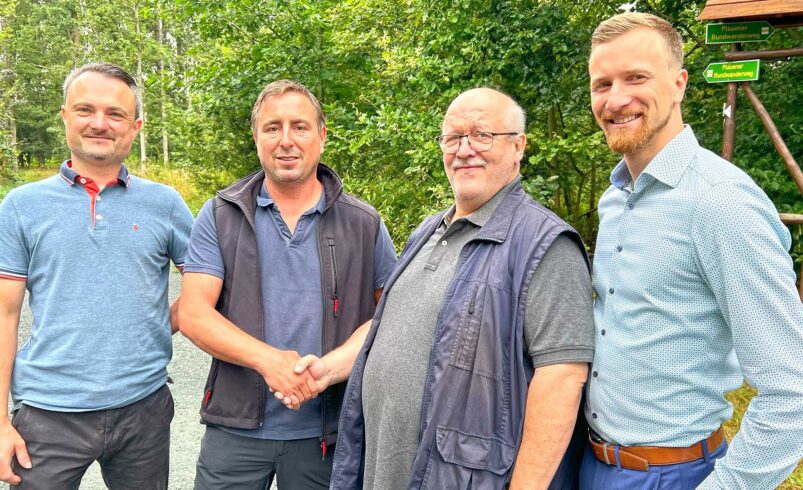 Marcel Übel, Technischer Leiter der Gebäude- und Anlagenverwaltung, Plauens neuer Wegemeister Dirk Schadek und der bisherige Ulrich Reinwald sowie Bürgermeister Tobias Kämpf. Foto: S. Höfer