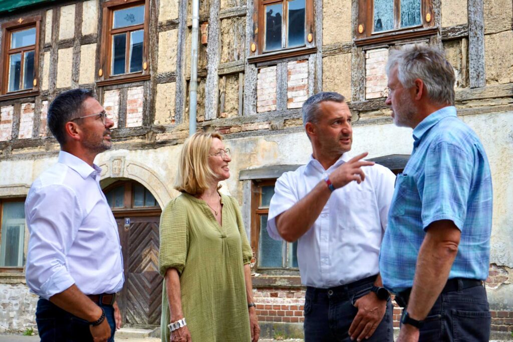 v.l.n.r.: Landtagsabgeordneter Sören Voigt, Stadträtin Mariechen Bang, Bürgermeister Rico Schmidt, NAUE-Werksleiter Volker Martin. Foto: S. Voigt