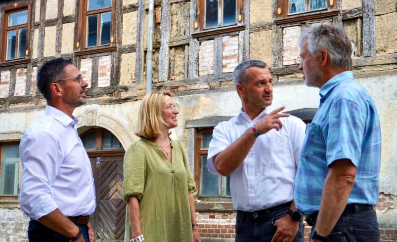 v.l.n.r.: Landtagsabgeordneter Sören Voigt, Stadträtin Mariechen Bang, Bürgermeister Rico Schmidt, NAUE-Werksleiter Volker Martin. Foto: S. Voigt