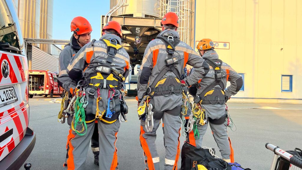 Die Kräfte "Spezielles Retten aus Höhen und Tiefen" (SRHT) der Berufsfeuerwehr Plauen mussten eine Person liegend in einer Trage abseilen. Foto: Sebastian Höfer