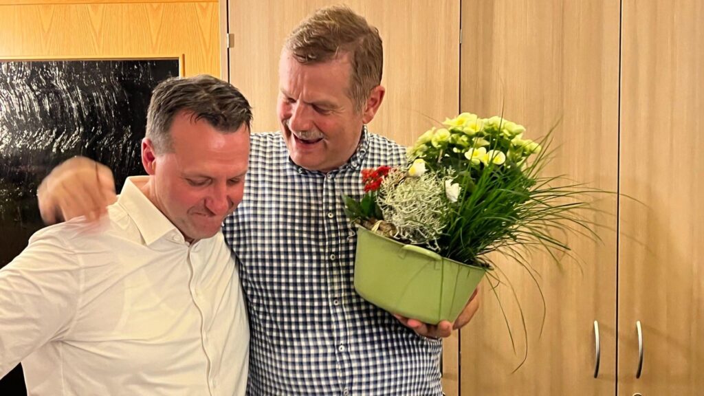 Frank Heidan gratuliert Jörg Schmidt zum Wahlsieg. Foto: S. Höfer