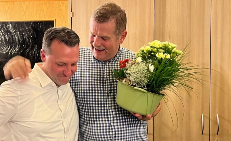 Frank Heidan gratuliert Jörg Schmidt zum Wahlsieg. Foto: S. Höfer