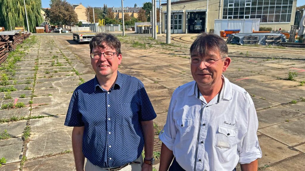 Die Steuermänner der Plauener Straßenbahn GmbH. Martin Strehlau - Abteilungsleiter Verkehr und Karsten Treiber - Geschäftsführer (von links) auf dem Platz der zukünftigen Ladestation für E-Busse. Foto: Sebastian Höfer