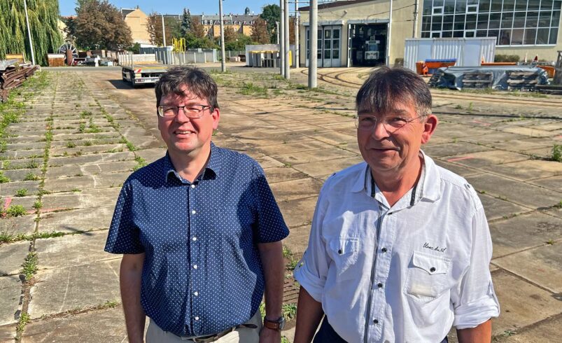 Die Steuermänner der Plauener Straßenbahn GmbH. Martin Strehlau - Abteilungsleiter Verkehr und Karsten Treiber - Geschäftsführer (von links) auf dem Platz der zukünftigen Ladestation für E-Busse. Foto: Sebastian Höfer