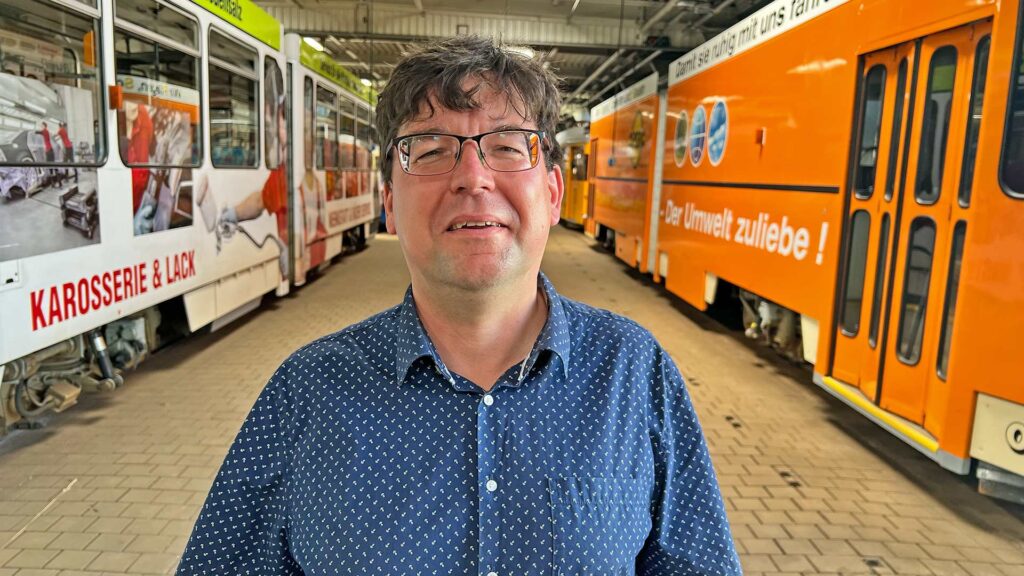 Martin Strehlau - Abteilungsleiter Verkehr in der großen Betriebshalle auf dem Betriebshof an der Wiesenstraße. Foto: Sebastian Höfer