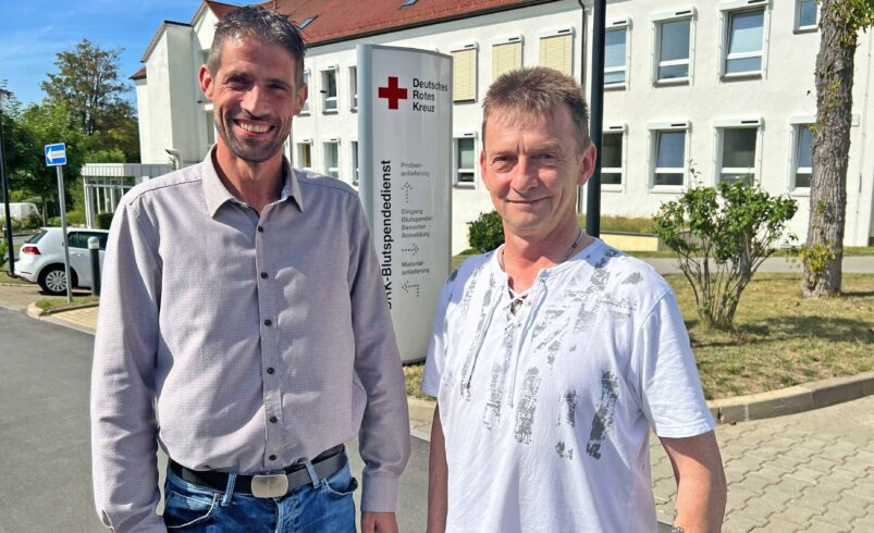 Michael Pflug vom DRK-Blutspendedienstes Nord-Ost in Plauen mit Karsten Tietze. Foto: S. Höfer