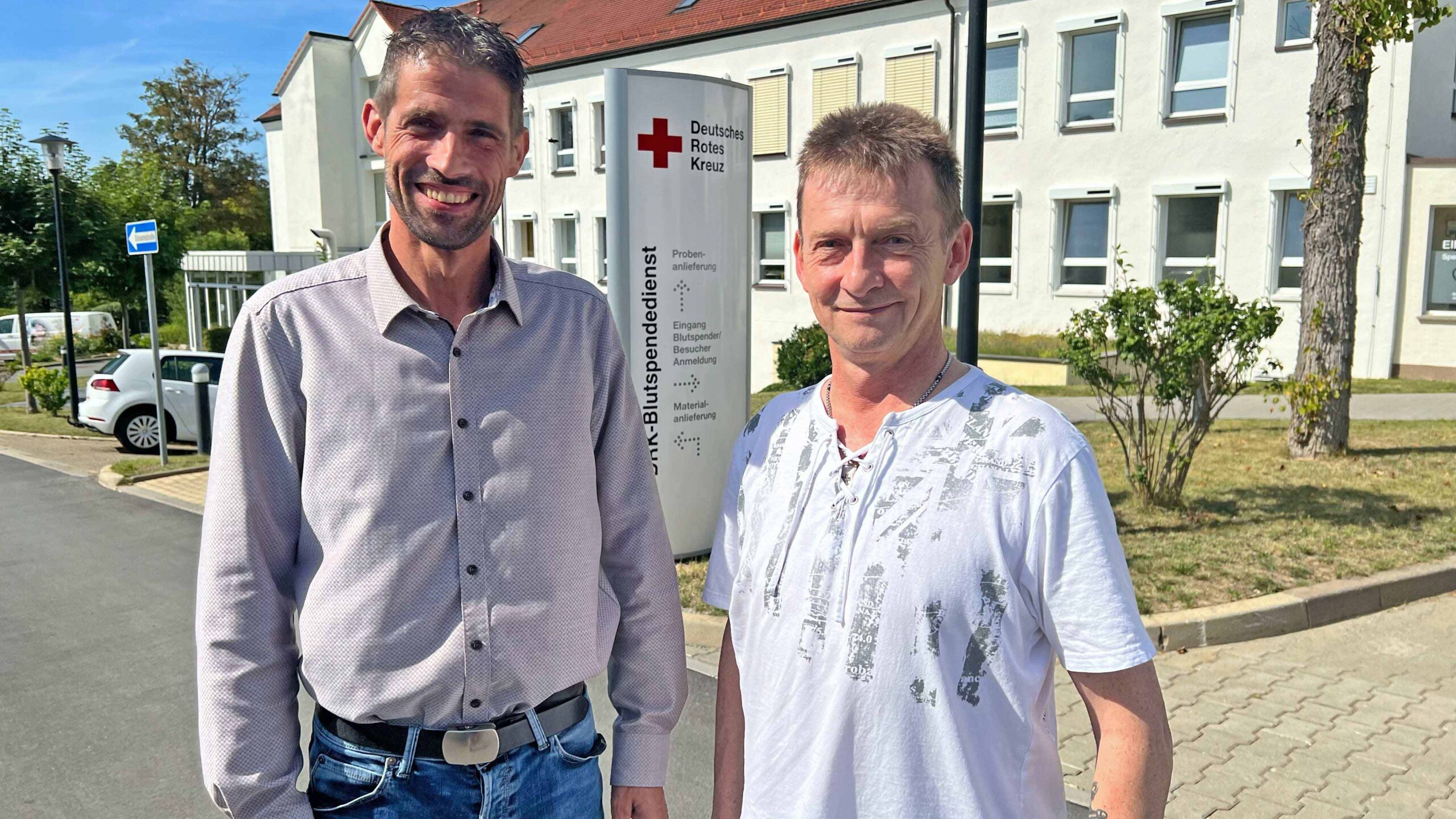 Michael Pflug vom DRK-Blutspendedienstes Nord-Ost in Plauen mit Karsten Tietze. Foto: S. Höfer