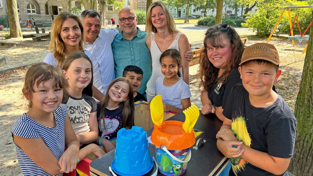 Überglücklich sind die Macher des Projektes "Sandspielzeugkisten für Plauener Spielplätze". Foto: Sebastian Höfer