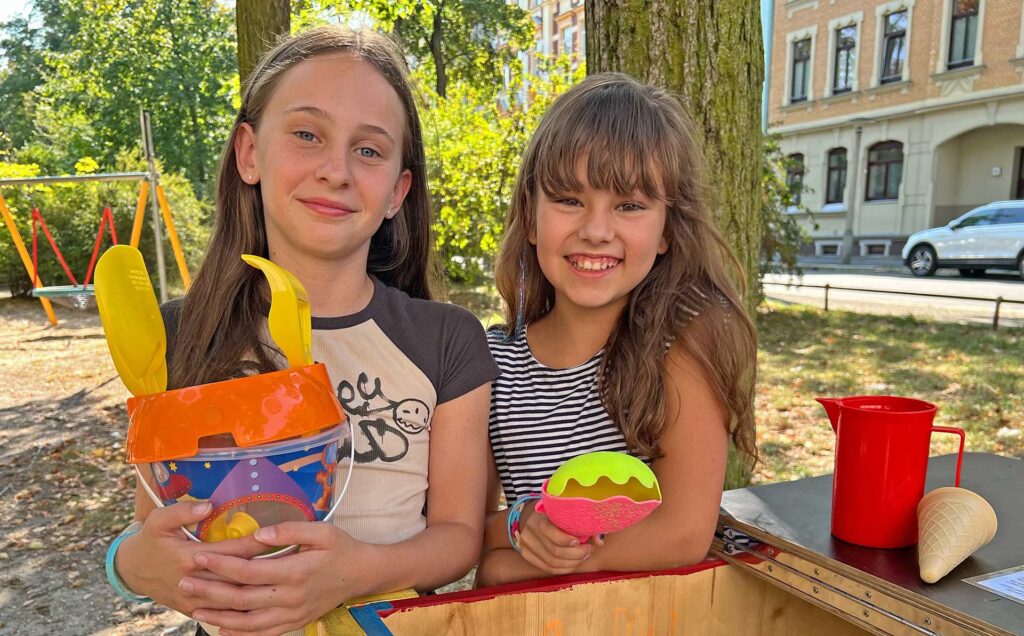 Große Freude herrscht bei den Hortkindern der Herbart-Grundschule in Plauen. Eine neue Spielzeugkiste wurde auf dem Spielplatz am Dillnerplatz aufgestellt. Foto: Sebastian Höfer