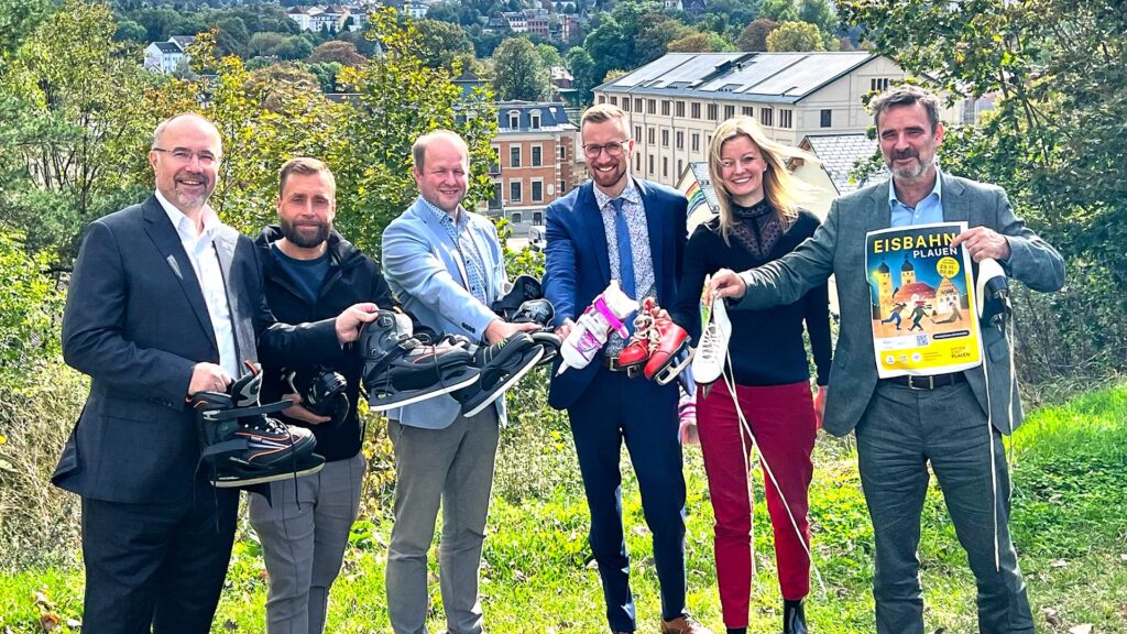 Im Bild die Macher der Eisbahn auf dem Plauener Topfmarkt: Oberbürgermeister Steffen Zenner, VFC-Präsident Thomas Fritzlar, Stadtwerke Strom-Chef Oliver Kalis, Bürgermeister Tobias Kämpf, Dachverband-Geschäftsführerin Sophie Gürtler und Wirtschaftsförderer André Körner. Foto: Sebastian Höfer