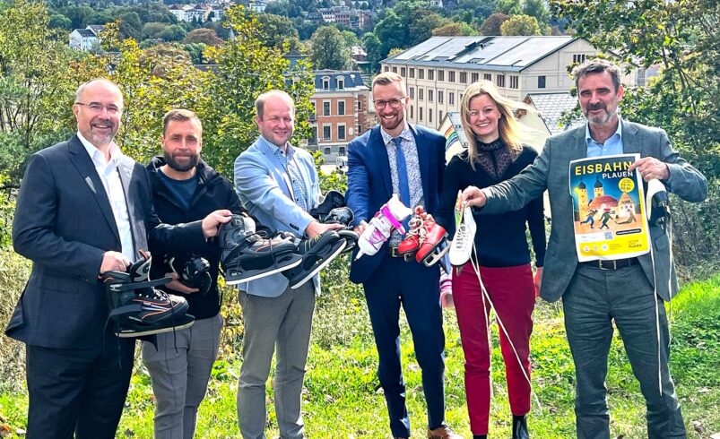 Im Bild die Macher der Eisbahn auf dem Plauener Topfmarkt: Oberbürgermeister Steffen Zenner, VFC-Präsident Thomas Fritzlar, Stadtwerke Strom-Chef Oliver Kalis, Bürgermeister Tobias Kämpf, Dachverband-Geschäftsführerin Sophie Gürtler und Wirtschaftsförderer André Körner. Foto: Sebastian Höfer