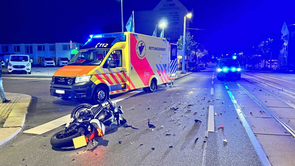 Ein 19-jähriger Motorradfahrer wurde glücklicherweise bei einem Unfall leicht verletzt. Ein 54-jähriger Peugeot-Fahrer übersah ein Stoppschild und kollidierte mit dem Motorrad.Foto: Presseagentur Höfer