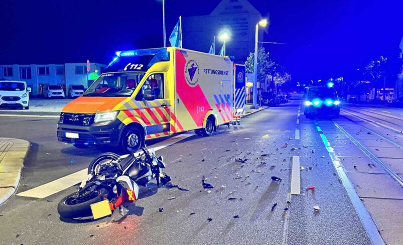 Ein 19-jähriger Motorradfahrer wurde glücklicherweise bei einem Unfall leicht verletzt. Ein 54-jähriger Peugeot-Fahrer übersah ein Stoppschild und kollidierte mit dem Motorrad.Foto: Presseagentur Höfer