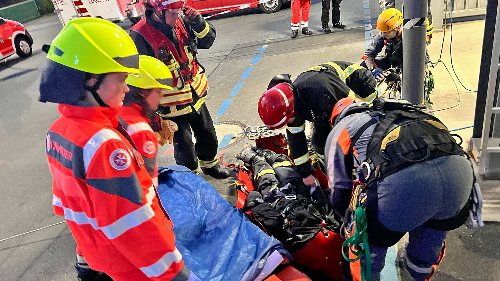 Höhenrettung im Einsatz: Bewusstloser in Neuensalz von Silo abgeseilt