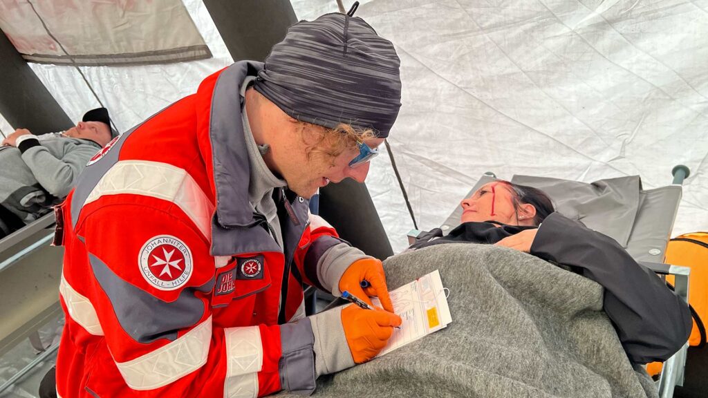 Die Kennzeichnung der Patienten erfolgt mit Patientenanhängekarten. Auf denen sämtliche Informationen wie Diagnose und eingeleitete Schritte notiert werden. Foto: Sebastian Höfer